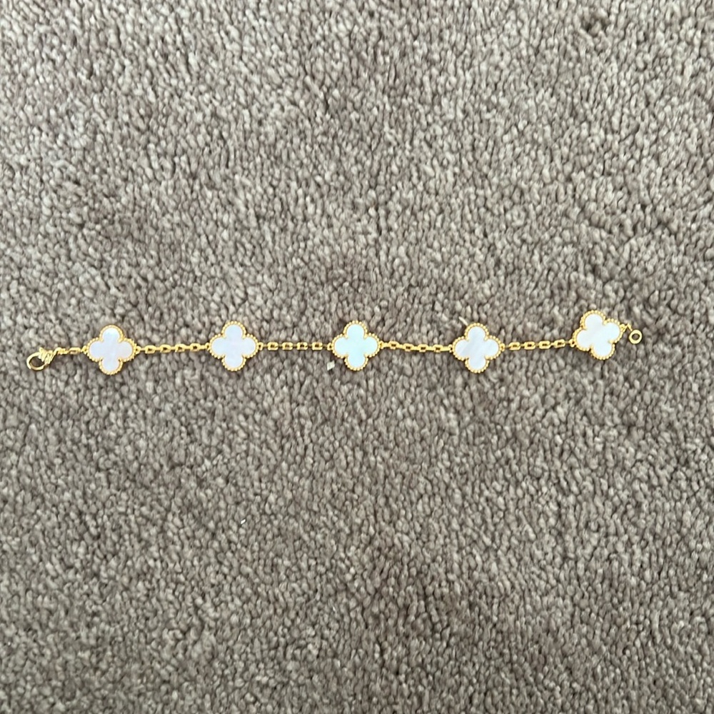 Light pink clover motif bracelet